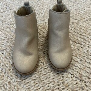 EUC crazy 8 gold metallic Ankle Boots size 6